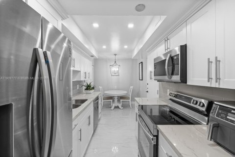 Condo in Pembroke Pines, Florida, 3 bedrooms  № 1968656 - photo 10