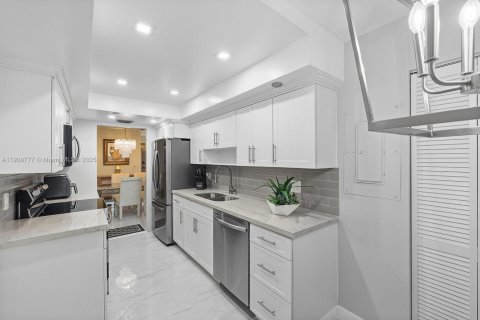 Condo in Pembroke Pines, Florida, 3 bedrooms  № 1968656 - photo 9