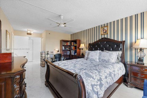 Condo in Pembroke Pines, Florida, 3 bedrooms  № 1968656 - photo 16