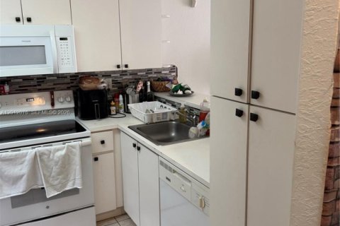 Touwnhouse à louer à Miami, Floride: 2 chambres, 90.12 m2 № 2076366 - photo 6