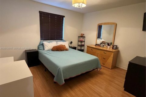 Touwnhouse à louer à Miami, Floride: 2 chambres, 90.12 m2 № 2076366 - photo 11