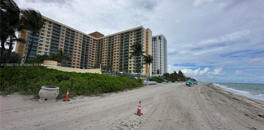 Condominio en Hollywood, Florida, 2 dormitorios № 1932493