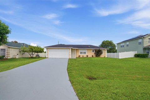 House in Port St. Lucie, Florida 3 bedrooms, 98.1 sq.m. № 2305853