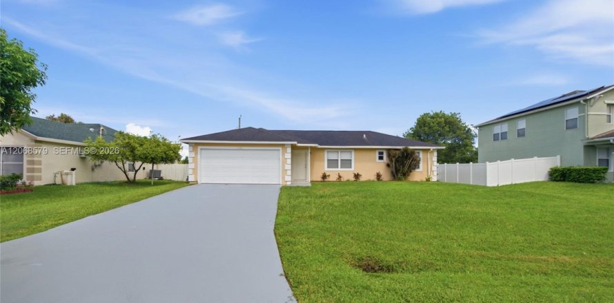 House in Port St. Lucie, Florida 3 bedrooms, 98.1 sq.m. № 2305853