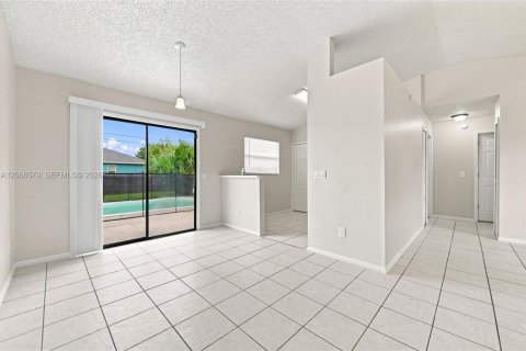 House in Port St. Lucie, Florida 3 bedrooms, 98.1 sq.m. № 2305853 - photo 9