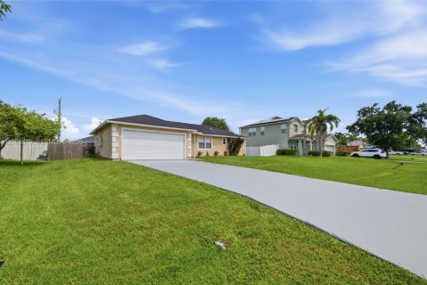House in Port St. Lucie, Florida 3 bedrooms, 98.1 sq.m. № 2305853 - photo 2