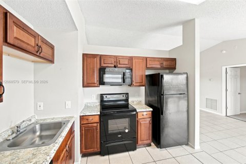 House in Port St. Lucie, Florida 3 bedrooms, 98.1 sq.m. № 2305853 - photo 12
