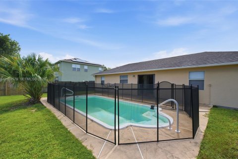 House in Port St. Lucie, Florida 3 bedrooms, 98.1 sq.m. № 2305853 - photo 3