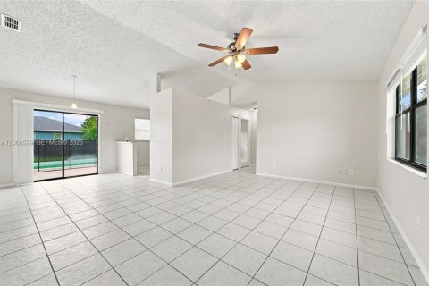 House in Port St. Lucie, Florida 3 bedrooms, 98.1 sq.m. № 2305853 - photo 6
