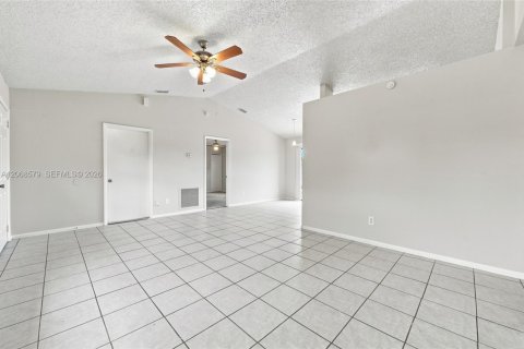 House in Port St. Lucie, Florida 3 bedrooms, 98.1 sq.m. № 2305853 - photo 7