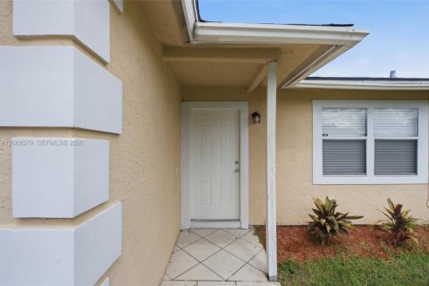 House in Port St. Lucie, Florida 3 bedrooms, 98.1 sq.m. № 2305853 - photo 4