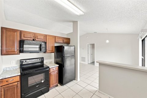 House in Port St. Lucie, Florida 3 bedrooms, 98.1 sq.m. № 2305853 - photo 13