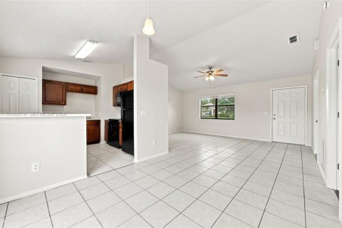 House in Port St. Lucie, Florida 3 bedrooms, 98.1 sq.m. № 2305853 - photo 10