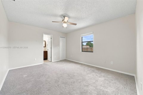 House in Port St. Lucie, Florida 3 bedrooms, 98.1 sq.m. № 2305853 - photo 15