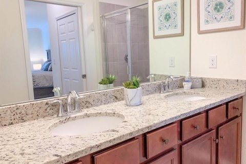 Condo in Bradenton, Florida, 2 bedrooms in LAKEWOOD NATIONAL  № 375642 - photo 11