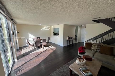 Townhouse in Doral, Florida 3 bedrooms, 159.05 sq.m. № 1641133 - photo 29