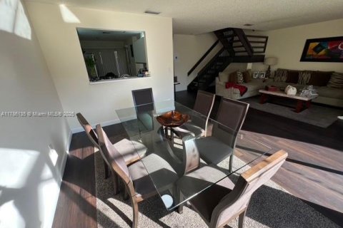 Townhouse in Doral, Florida 3 bedrooms, 159.05 sq.m. № 1641133 - photo 30
