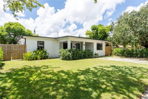 Casa en venta en North Miami, Florida, 4 dormitorios, 148.55 m2 № 1890058 - foto 3