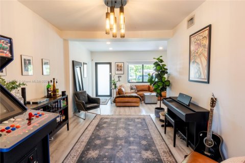 Casa en venta en North Miami, Florida, 4 dormitorios, 148.55 m2 № 1890058 - foto 9