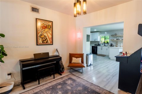 Casa en venta en North Miami, Florida, 4 dormitorios, 148.55 m2 № 1890058 - foto 12