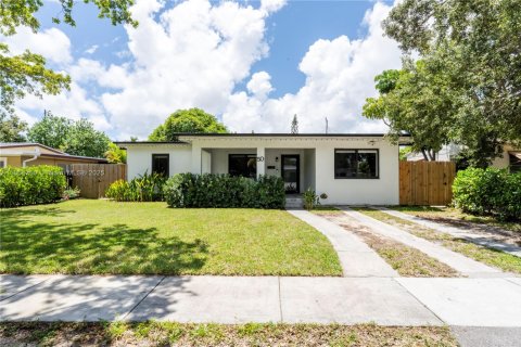 Casa en venta en North Miami, Florida, 4 dormitorios, 148.55 m2 № 1890058 - foto 1