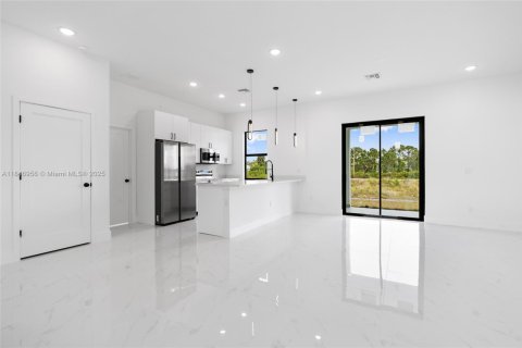 House in Lehigh Acres, Florida 3 bedrooms, 151.43 sq.m. № 1846285 - photo 7