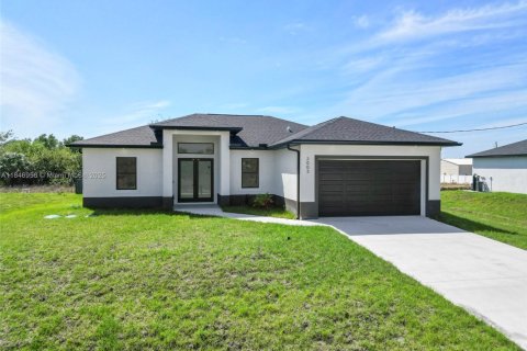 House in Lehigh Acres, Florida 3 bedrooms, 151.43 sq.m. № 1846285 - photo 1