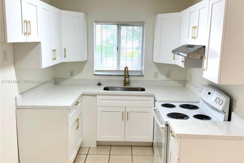 Adosado en alquiler en Miami, Florida, 4 dormitorios, 120.4 m2 № 1999745 - foto 3