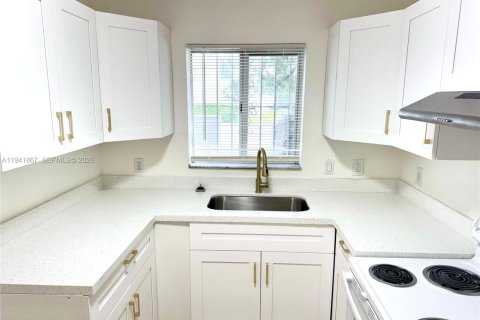 Adosado en alquiler en Miami, Florida, 4 dormitorios, 120.4 m2 № 1999745 - foto 2