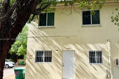 Adosado en Miami, Florida 4 dormitorios, 120.4 m2 № 1999745