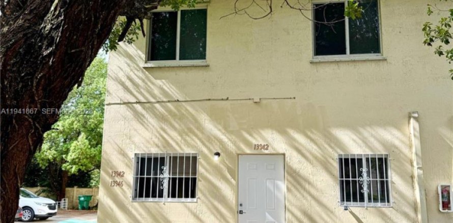 Adosado en Miami, Florida 4 dormitorios, 120.4 m2 № 1999745