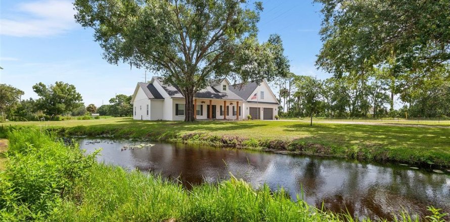 House in Haines City, Florida 4 bedrooms, 285.49 sq.m. № 1789392