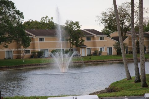Copropriété à vendre à Pembroke Pines, Floride: 2 chambres, 81.85 m2 № 1867191 - photo 1