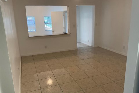 House in Lake Worth, Florida 4 bedrooms, 104.52 sq.m. № 1072599 - photo 1