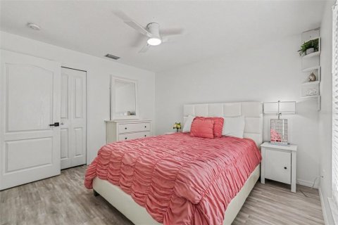 House in Land O' Lakes, Florida 5 bedrooms, 212.37 sq.m. № 2388983 - photo 28