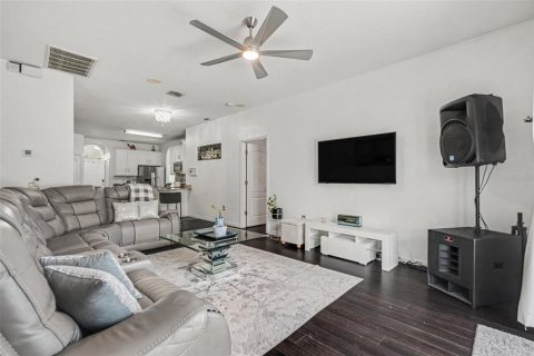 House in Land O' Lakes, Florida 5 bedrooms, 212.37 sq.m. № 2388983 - photo 11
