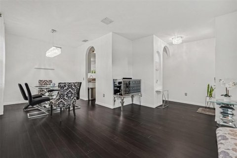 House in Land O' Lakes, Florida 5 bedrooms, 212.37 sq.m. № 2388983 - photo 9