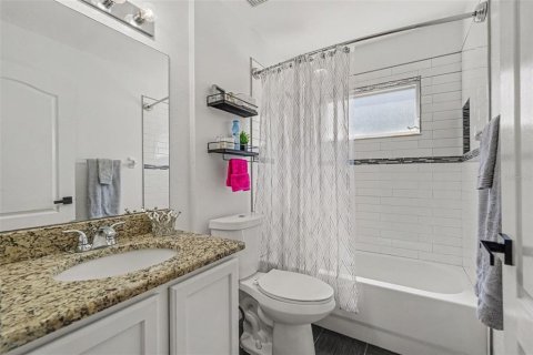 House in Land O' Lakes, Florida 5 bedrooms, 212.37 sq.m. № 2388983 - photo 18