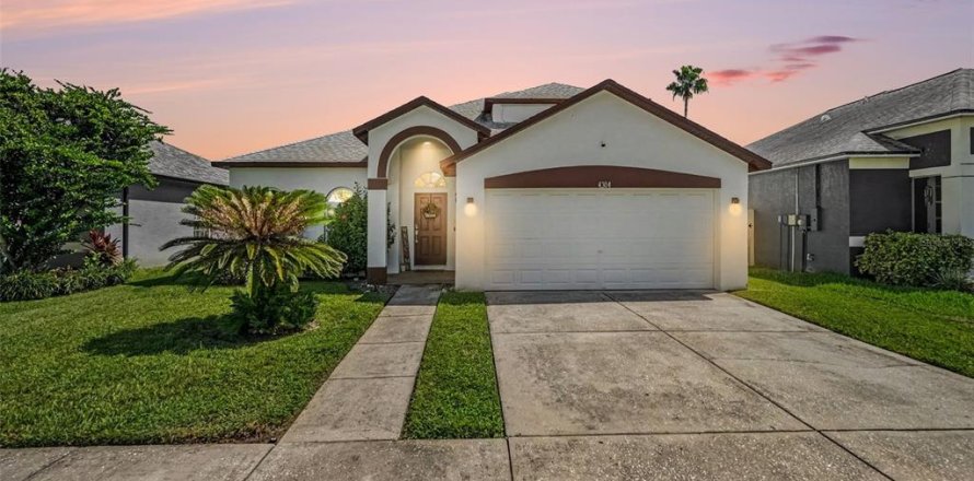 House in Land O' Lakes, Florida 5 bedrooms, 212.37 sq.m. № 2388983