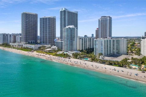 Condo à Hollywood, Floride, 2 chambres  № 2240216