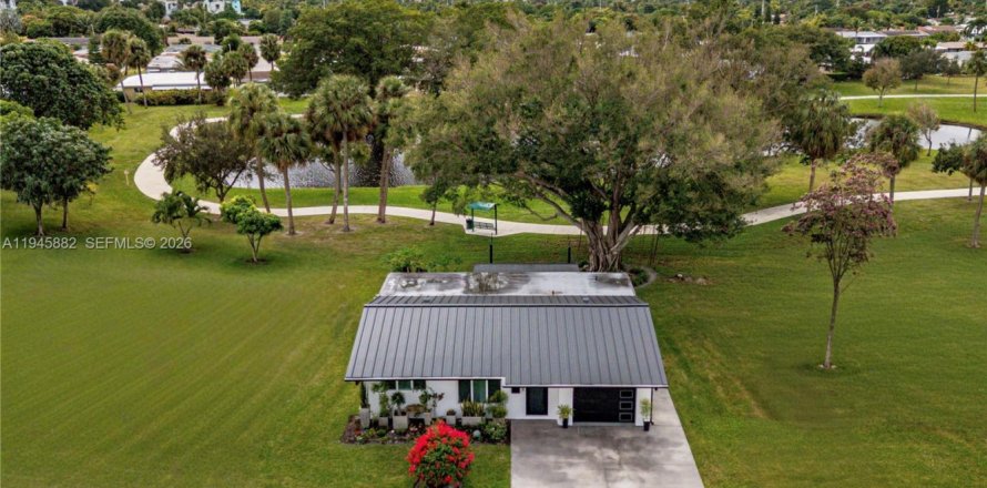 House in Tamarac, Florida 2 bedrooms, 102.38 sq.m. № 2003623