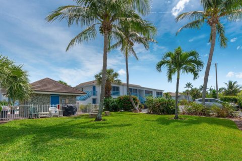 Condo in Jensen Beach, Florida, 1 bedroom  № 438294 - photo 1