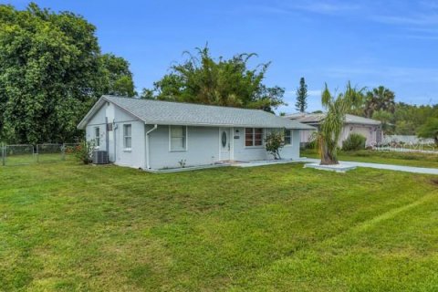 House in Port Charlotte, Florida 3 bedrooms, 109.81 sq.m. № 2233729 - photo 6