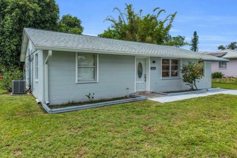 House in Port Charlotte, Florida 3 bedrooms, 109.81 sq.m. № 2233729 - photo 13