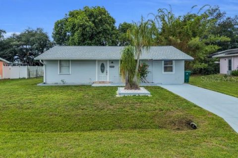 House in Port Charlotte, Florida 3 bedrooms, 109.81 sq.m. № 2233729