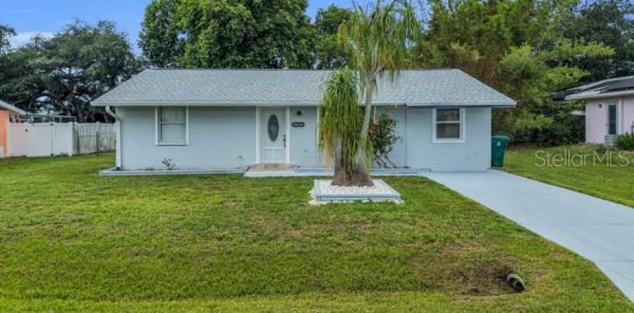 House in Port Charlotte, Florida 3 bedrooms, 109.81 sq.m. № 2233729