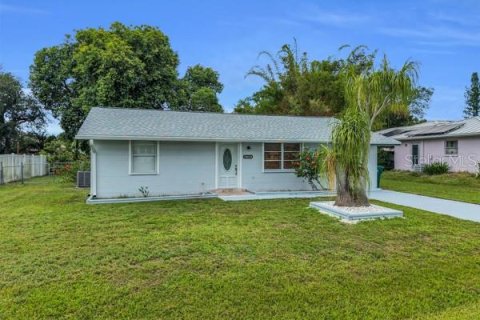House in Port Charlotte, Florida 3 bedrooms, 109.81 sq.m. № 2233729 - photo 4