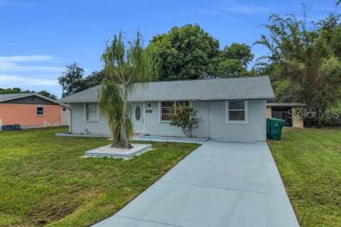 House in Port Charlotte, Florida 3 bedrooms, 109.81 sq.m. № 2233729 - photo 5
