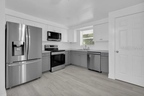 House in Port Charlotte, Florida 3 bedrooms, 109.81 sq.m. № 2233729 - photo 26