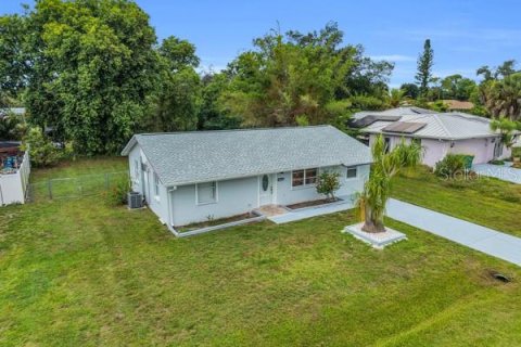 House in Port Charlotte, Florida 3 bedrooms, 109.81 sq.m. № 2233729 - photo 7